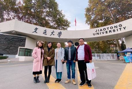 说明: C:\Users\LI JUAN\Desktop\西安高校交流调研\走访调研交流（精选）\在西安交通大学门前合影留念.JPG