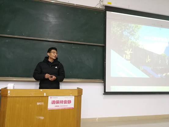 说明: 冯海龙老师与同学们进行交流