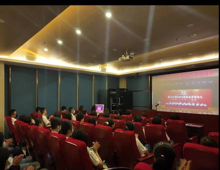 说明: 文法学院部分新生在人文馆217观看开学典礼