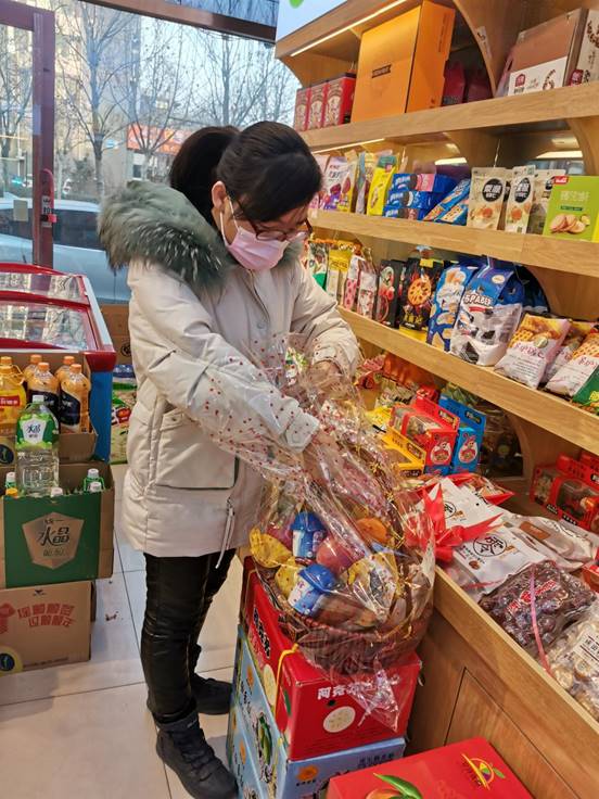 辅导员杨春婧为学生置办年货礼包