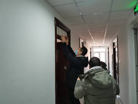 李昊为学生宿舍张贴对联