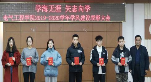 说明: 7、孟宗老师为获得学习进步奖学生颁奖