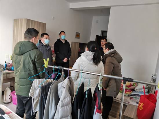 院领导和学生亲切交谈